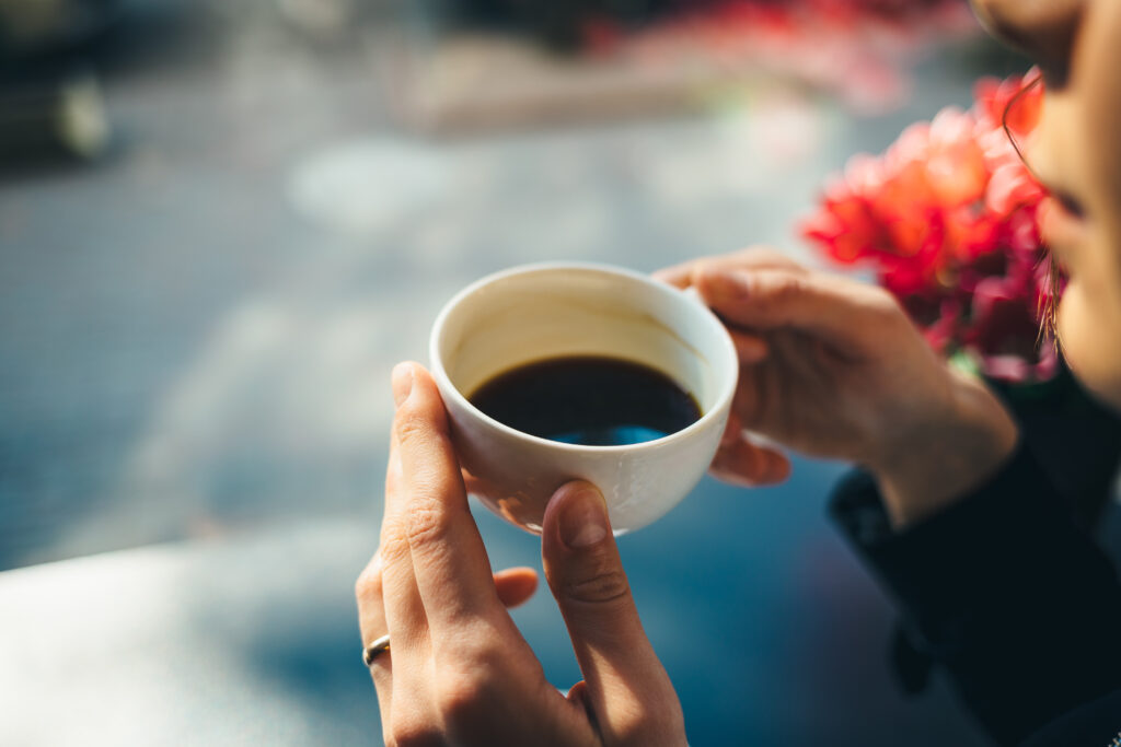 コーヒーを飲んでいる様子